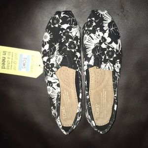 Brand New with Tags Hawaiian Print TOMS